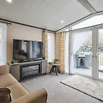 Pebble With Hot Tub Holiday home