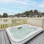 Holiday home Pebble With Hot Tub York