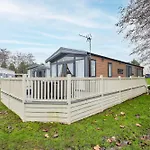 Holiday home Pebble With Hot Tub