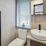 Holiday home Pebble With Hot Tub *