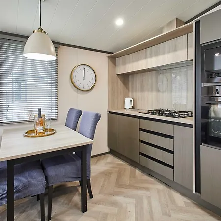 Pebble With Hot Tub *