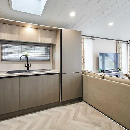 Dom wakacyjny Pebble With Hot Tub