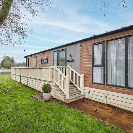 Dom wakacyjny Pebble With Hot Tub