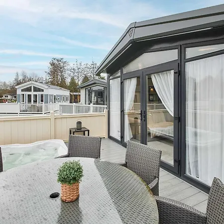 Dom wakacyjny Pebble With Hot Tub *