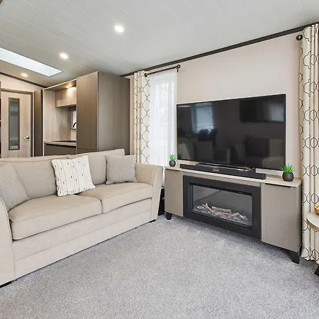 Pebble With Hot Tub * York