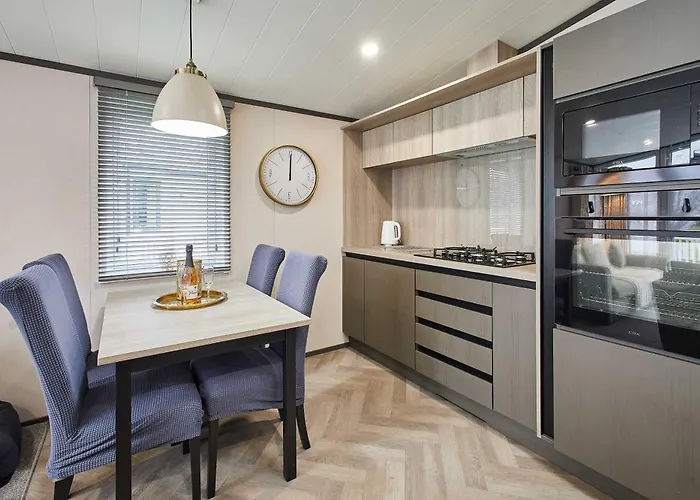 Pebble With Hot Tub *