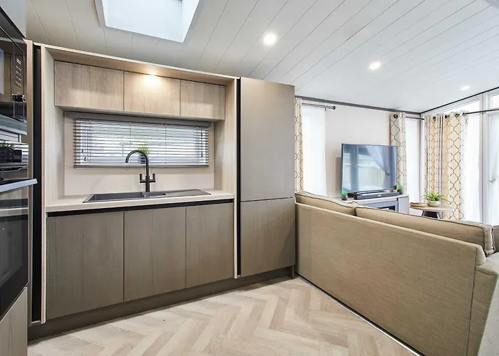 Dom wakacyjny Pebble With Hot Tub