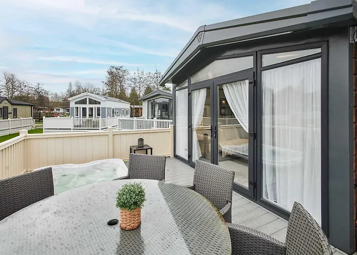 Dom wakacyjny Pebble With Hot Tub *