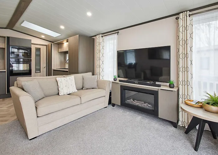 Pebble With Hot Tub * York