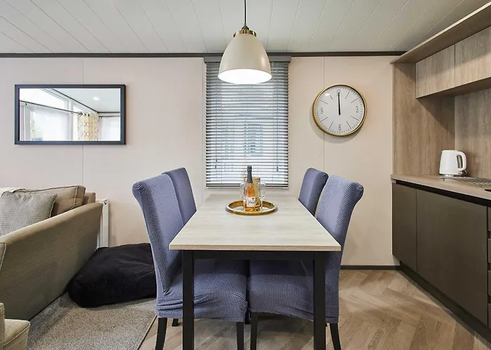 Dom wakacyjny Pebble With Hot Tub *