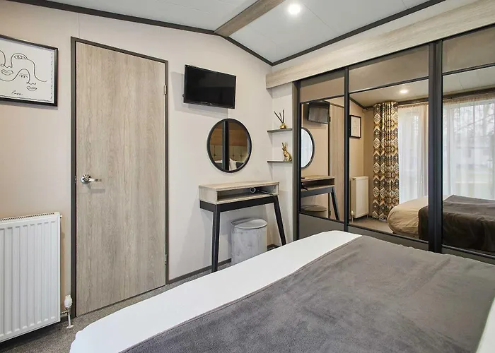 Pebble With Hot Tub * York