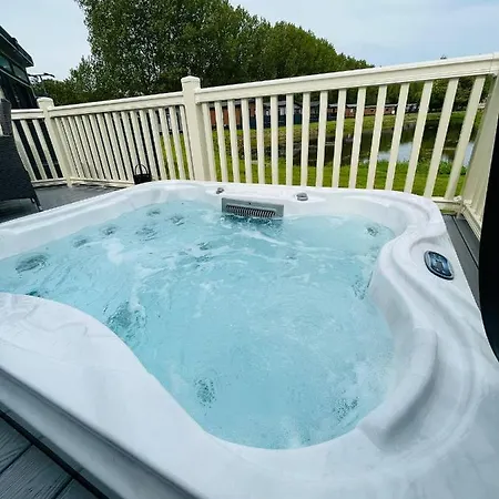 Pebble With Hot Tub *