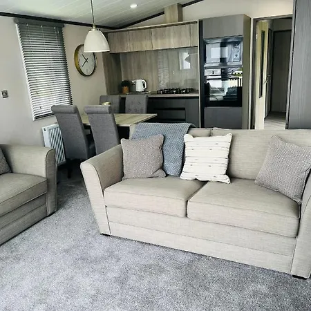 Pebble With Hot Tub *