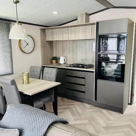 Дом отдыха Pebble With Hot Tub *