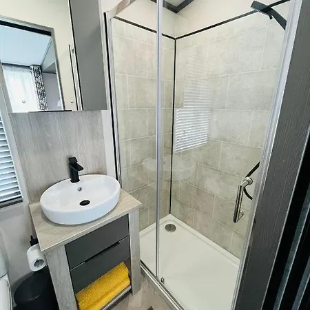 Pebble With Hot Tub * Йорк